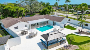 75 Palms! Sleeps 23! Luxury 1 acre lot Pool and Spa, Putting Green & Game Room!